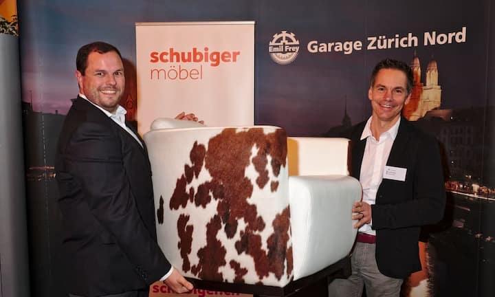 Fabio Peduzzi, Senior Projektmanager, Axpo Group, stolzer Gewinner eines Fauteuils von Schubiger Möbel;
Jürg Schubiger, Inhaber, Schubiger Möbel