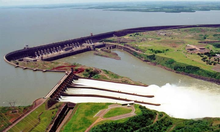 Die Itaipú-Staumauer mit dazugehörigem Wasserwerk an der Grenze zwischen Brasilien und Paraguay generierte 2015 fast 90 Terawatt Energie pro Stunde, so viel wie kein anderer Damm auf der Erde. Itaipú produziert 75 Prozent von Paraguays kompletten Bedarf, und fast 20 Prozent von Brasiliens. Reuters