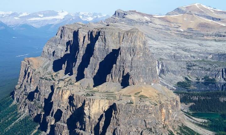 Eine gute Stunde werden die Kreuzflug-Teilnehmer mit dem Helikopter über die Rocky Mountains geflogen. Im Bild der 2766 Meter hohe Castle Mountain.