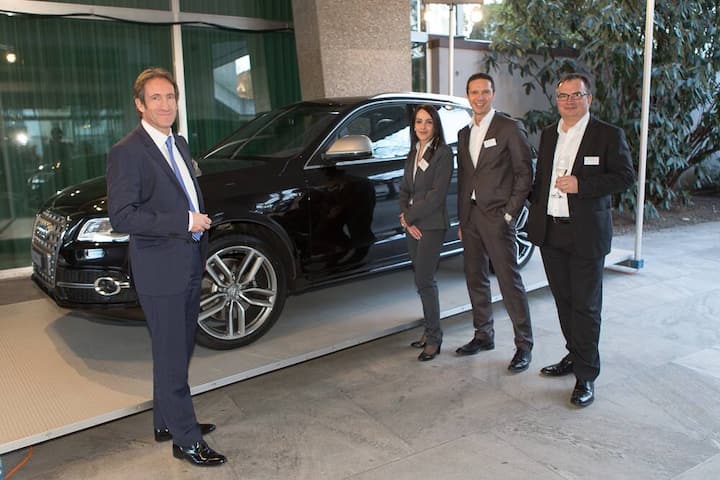 Gruppenbild mit Audi SQ5: Michel Döringer, Swisscom IT Services Finance AG; Sandra Bruderer, Axel Springer Schweiz AG; Diego N. Sieber, Swisscom IT Services AG; Thomas Beck, Credit Suisse Group AG