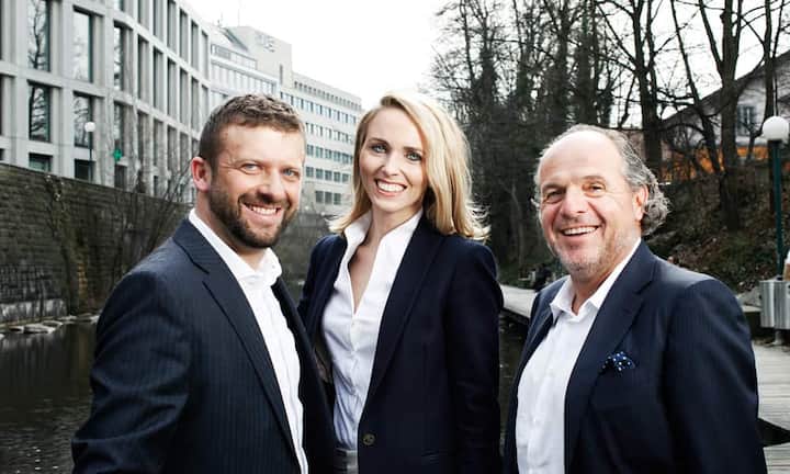 «Bilanz» hat Schweizer Vermögensverwalter getestet. Das sind die vier Sieger in den vier Kategorien:1. Rang Risikoklasse «dynamisch» – Helvetic Trust AG, ZürichPerformance: 40,28 ProzentKay Fischer (l.), Marina Vujevic und Kaspar Grob führen das Depot mit der besten Performance. Fischer sieht die Aktienkurse dieses Jahr in Seitwärtstendenz.