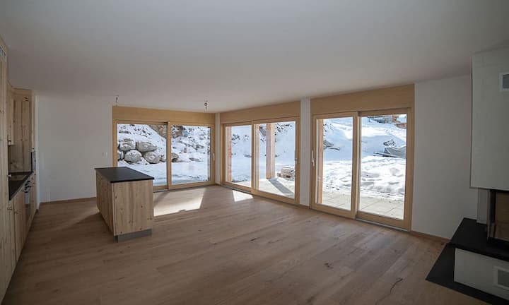 Die vier Zimmer und drei Badezimmer verteilen sich auf einer Wohnfläche von 178 Quadratmetern.