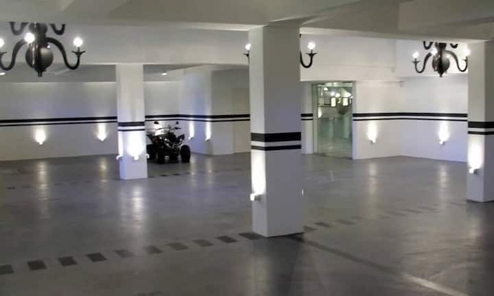 ...über eine eigene Garage. 4,25 Millionen Franken soll die Villa kosten.Youtube