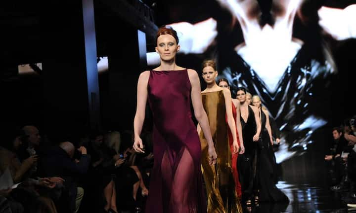 In Führung: Die britische Berühmtheit Karen Elson zeigt die Frühlings-Kollektion von Donna Karan. (Bilder: Keystone)