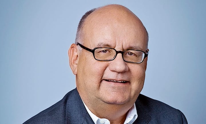 Urs Heller:Als Chefredaktor beim «Gault Millau» macht er Spitzenköche zu Starköchen, rückt Newcomer ins Rampenlicht, krönt Fünfsternehotels und Sommeliers.