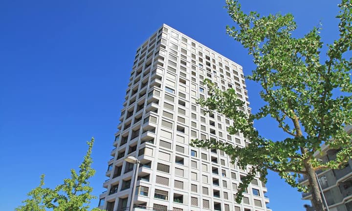 Die 181 m² grosse Wohnung befindet sich im obersten Stock des Hochhauses «Zölly» im Zürcher Kreis 5.
Preis: CHF 3'900'000