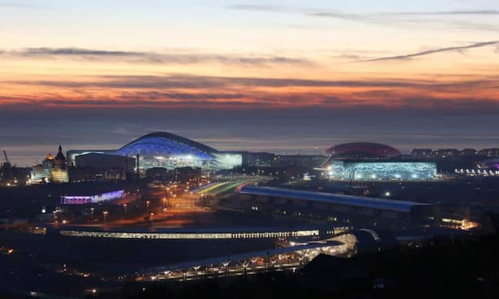 Wuchtig steht er direkt am Schwarzen Meer: Der Bolschoi-Eispalast wurde 2012 fertigstestellt und bietet 12'000 Zuschauern Platz.