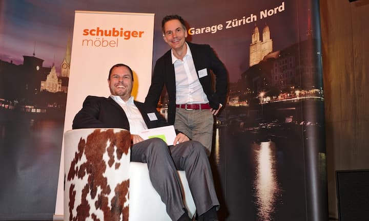 Fabio Peduzzi, Senior Projektmanager, Axpo Group, stolzer Gewinner eines Fauteuils von Schubiger Möbel;
Jürg Schubiger, Inhaber, Schubiger Möbel