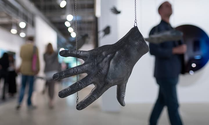 Art BaselBei der Kunstmesse in Basel treten sich die Ultra-Reichen förmlich auf die Füsse. Gilt es doch, einen Gauguin für's Badezimmer zu ergattern und sich auf den zahlreichen exklusiven Partys blicken zu lassen. Auch hier ist ein Verkehrszuwachs von 12 Prozent zu verzeichnen.