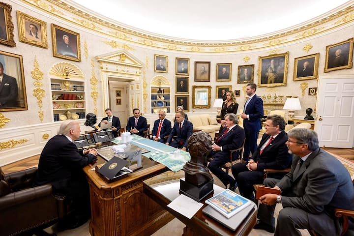 Erste Reihe: Dufour (4. v.l.) mit der Schweizer Delegation im Oval Office. Outcome: Zölle von 39 auf 15 Prozent gesunken, rückwirkend per 14. November.