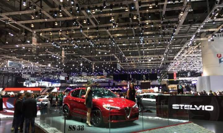 Blick auf die Ausstellung zum Auftakt des Autosalons. Im Vordergrund der neue Alfa Romeo Stelvio.
