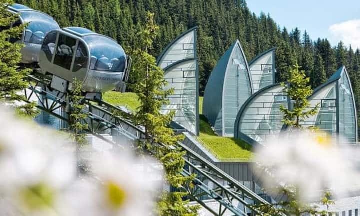 Rang 5: Tschuggen Grand Hotel, Arosa. Ein Aufenthalt im Tschuggen Grand Hotel heisst: die Bündner Bergwelt von ihrer schönsten Seite zu erleben. Weltweite Strahlkraft hat sich das Hotel mit seinem Knock-out-Spa erworben – unten Wohlfühlstollen, oben Leuchtskulptur. Im Vorjahr noch auf dem 4. Platz, nun Platz 5.