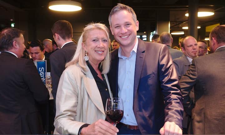 Vania Kohli, Gastgeberin;
Simon Pierro, iPad-Magier