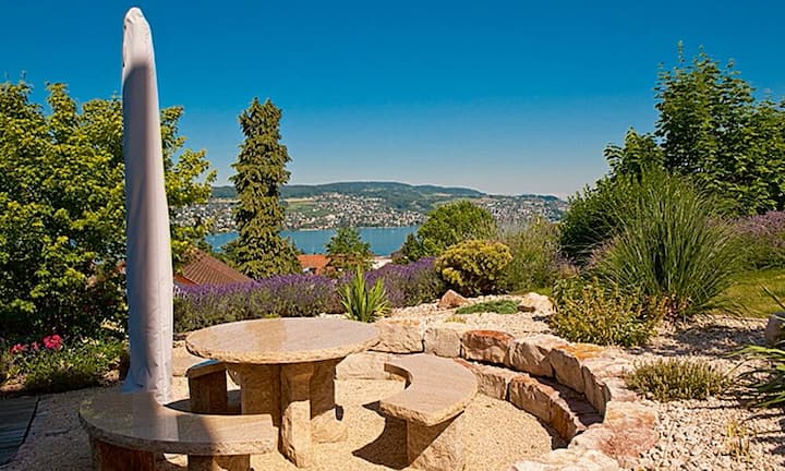 Mediterrane Terrasse: Olivenbaum, Lavendel, Oleander, Granatapfel, Zitrusbaum – mehr braucht es nicht, um sich ans Mittelmeer zu träumen. Nachtviolen verströmen auch noch spätabends das Aroma des Südens. Je mehr Töpfe, desto besser. Warme und kräftige Farben und natürliche Materialien wie Terrakotta, Eisen, Stein und Holz erzeugen ein südliches Ambiente. Der Nachteil: Mediterrane Pflanzen müssen drinnen überwintern.