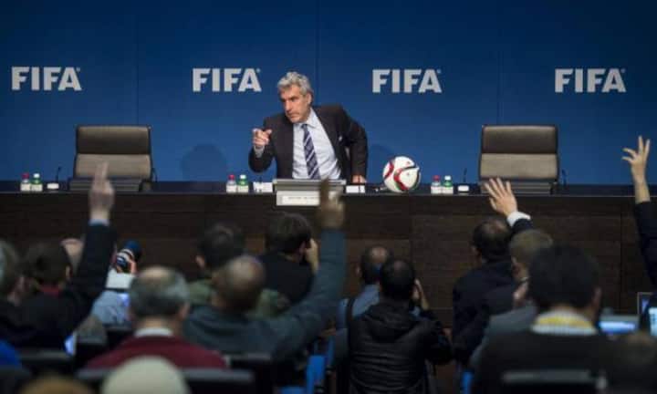 27.05.2015: 11 Uhr: Walter De Gregorios Auftritt. Der Medienchef der Fifa hält Blatter den Rücken frei - der Präsident zeigt sich nicht. De Gregorio meint, die Fifa sei froh um die Aktivitäten der US- und Schweizer-Justiz. Er wiederholt standhaft: «Blatter ist nicht involviert.»