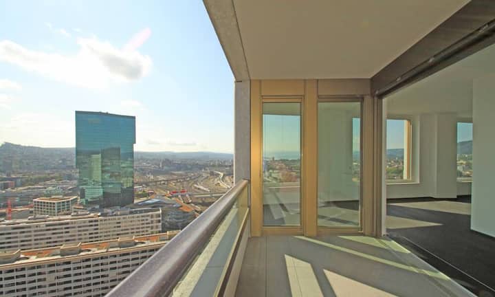 Von der Loggia aus geniesst man den Panorama-Blick vom Hönggerberg, über den Zürichberg bis hin zu den Alpen.