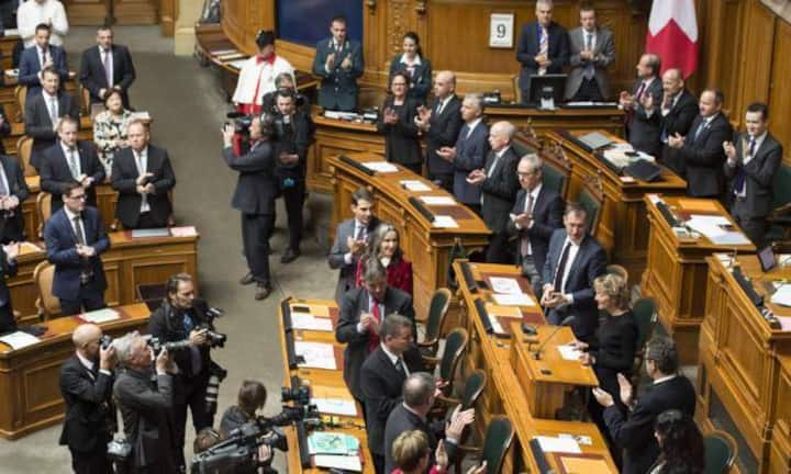 Eveline Widmer-Schlumpf bei ihrer emotionalen Abschiedsrede. Dafür gab es stehenden Applaus – auch von der SVP.