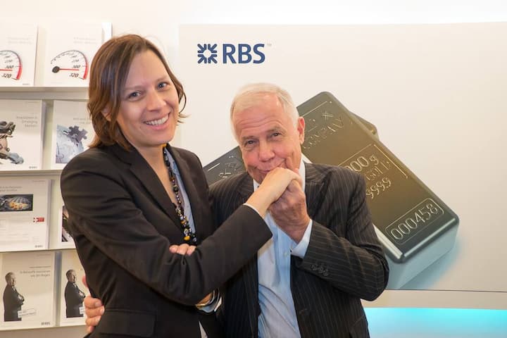 Begrüssung per Handkuss: Irene Brunner, Managing Director, The Royal Bank of Scotland RBS, ist entzückt über die charmante Begrüssung durch keynote speaker Jim Rogers