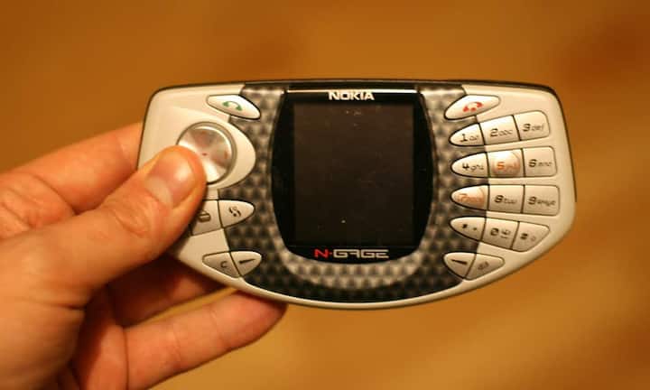 Nokia N-GageDas Smartphone-Spielsystem von Nokia kam 2003 auf den Markt. Das Produkt scheiterte wohl wegen seines schrecklichen Designs. Man musste das Produkt auseinander nehmen, um die Spiele zu wechseln und um zu telefonieren, musste man es aufklappen, so dass es einem Taco ähnelte. Zudem war die Auswahl an Spielen sehr klein.Nicolas Nova/CC/Flickr
