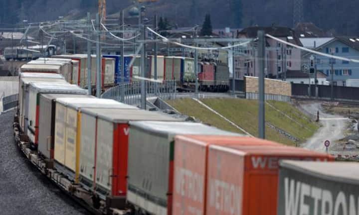 Nach Inbetriebnahme werden pro Tag bis zu 260 Güterzüge sowie 65 Personenzüge den Tunnel befahren können. Während die Güterzüge nach Fahrplan mit 100 Kilometern pro Stunde unterwegs sein werden (Maximum: 160 Kilometer pro Stunde), werden Personenzüge mit einer Geschwindigkeit von 200 Kilometern pro Stunde ins Tessin oder zurück brausen (Maximum: 250 Kilometer pro Stunde).