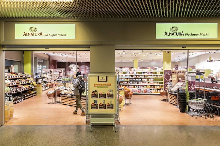 Mit dem Aus der von der Genossenschaft Zürich betriebenen Alnatura-Supermärkte werden viele Flächen frei.
