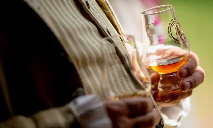 Acht positive Wirkungen von Whisky
Whisky kann gut fürs Herz seinStudien haben gezeigt, dass moderater Alkoholkonsum das Risiko eines Herzinfarkts und eines Schlaganfalls reduzieren können, wie die Harvard T.H. Chan School of Public Health berichtet. Heisst: nicht mehr als 162 Milliliter Whisky und nicht öfter als einmal in der Woche, so Forscher des Rowett Research Instituts in Schottland. Denn Whisky steigert die Anti-Oxidantien und den Gesamtphenolgehalt im Körper.