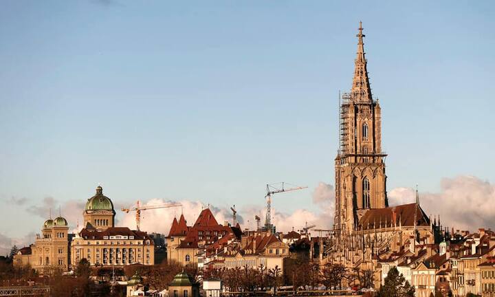Auf dem zweiten Platz ist die Stadt Bern. Die Hauptstadt bietet ein breites Programm zum Nationalfeiertag. Es beginnt mit dem Stadtbrunch auf dem Münsterplatz und endet mit dem Feuerwerk auf dem Gurten. Das vergangene Woche ausgesprochene Feuerverbot gilt nicht mehr.