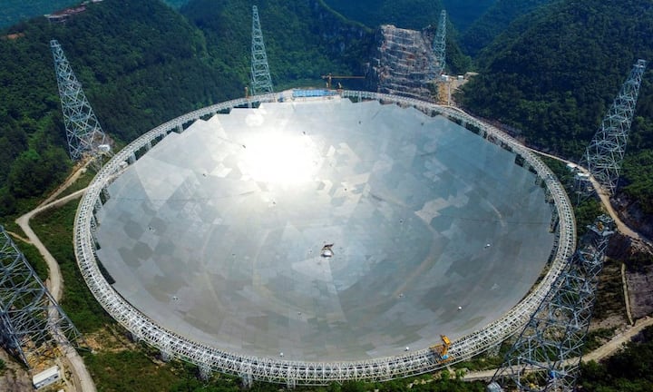 Das Pingtang-Teleskop in China ist das weltgrösste Radioteleskop der Welt. Das Projekt wurde erst kürzlich, und zwar im September 2016, vollendet. Die Schüssel hat einen Durchmesser von fast einem halben Kilometer. Damit kann sie Signale aus dem Weltall empfangen, die 1000 Lichtjahre von der Erde entfernt sind. Reuters