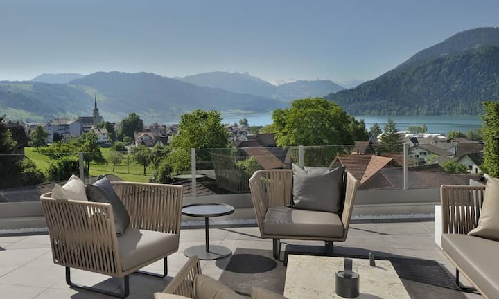 Die schlichte und moderne Terrasse mit Glasbrüstung erlaubt eine wunderbare Panorama- und Bergsicht.