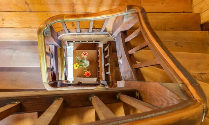 Die Liegenschaft umfasst zwei Wohnetagen, ein Büro über zwei weitere Etagen mit Archivraum, ein Hobbyraum sowie diverse Keller- & Lagerräume.