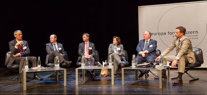 Das Podiumsgespräch: Serge Gaillard, Leiter Direktion für Arbeit, SECO; Valentin Vogt, Präsdient Arbeitgeberverband; Carsten Thiel, Vice President Europe and Australia, AMGEN Europe; Sylvia Flückiger-Bäni, SVP-Nationalrätin; Ulrich Bettermann, Inhaber OBO Bettermann; Moderator Markus Spillmann