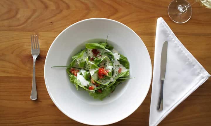 Regel Nummer drei: Keine Rohkost nach 16 Uhr. Der «feine Salat» am Abend ist giftiger für den Magen als ein gutes Glas Rotwein.