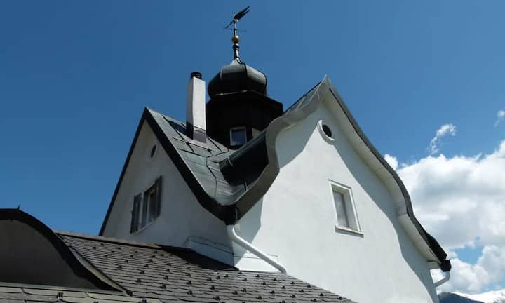 Etwa im Jahr 1900 wurde das Schlössli im Dorf Morissen, das heute Teil der Gemeinde Lumnezia ist, durch einen eleganten, grosszügigen Wohnturm erweitert.