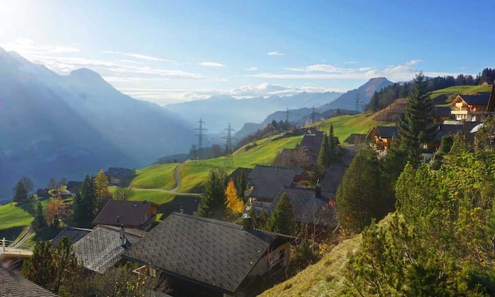 Das Chalet mit Baujahr 1982 zeichnet sich besonders durch die freie Sicht auf die Berge und bis auf den Brienzersee aus.
