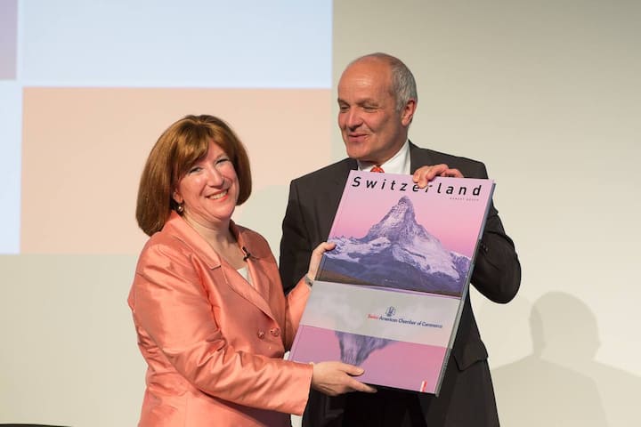 Susan Elbow, Chargée d'Affaires US-Botschaft, wird zum Abschied (geht nach Helsinki) von Martin Naville mit einem grossformatigen Switzerland-Buch beschenkt