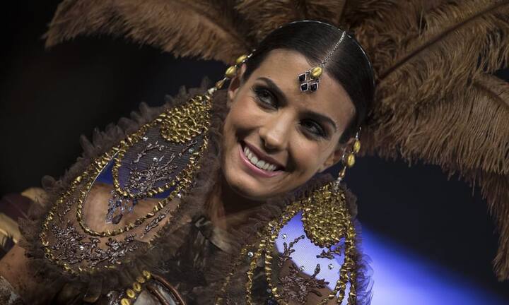 ...mit überdimensional grossen Ohrringen.