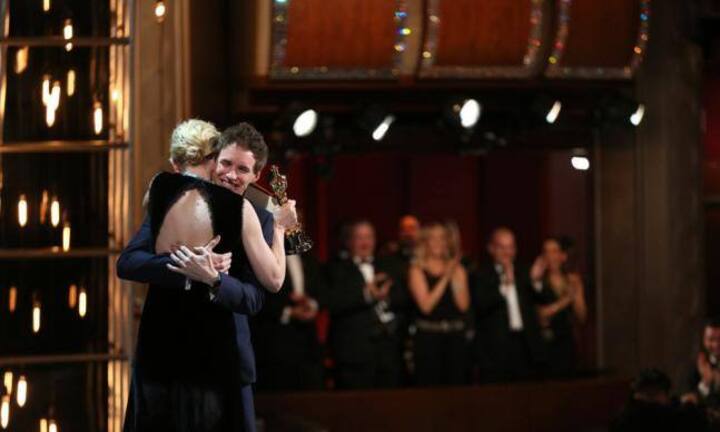 Der Brite Eddie Redmayne erhielt den Oscar für den besten männlichen Hauptdarsteller von Cate Blanchett überreicht.