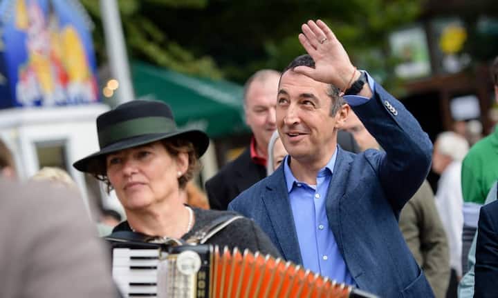Cem Özdemir (Grüne, 51): Die Eltern des Schwaben kamen in den 60er Jahren als türkische Gastarbeiter nach Deutschland. Integration ist eines der wichtigsten Themen des Realpolitikers. Bei den Grünen ist er seit 1981. Er wurde 1994 erster Abgeordneter türkischer Herkunft im Bundestag. Von 2004 bis 2009 war Özdemir Abgeordneter des EU-Parlaments, 2008 wurde er Parteichef. Der studierte Sozialpädagoge hat zwei Kinder.