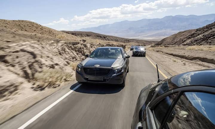 Vor der Präsentation auf Testfahrt: Im "Tarnanzug" durchs Death Valley in den USA.