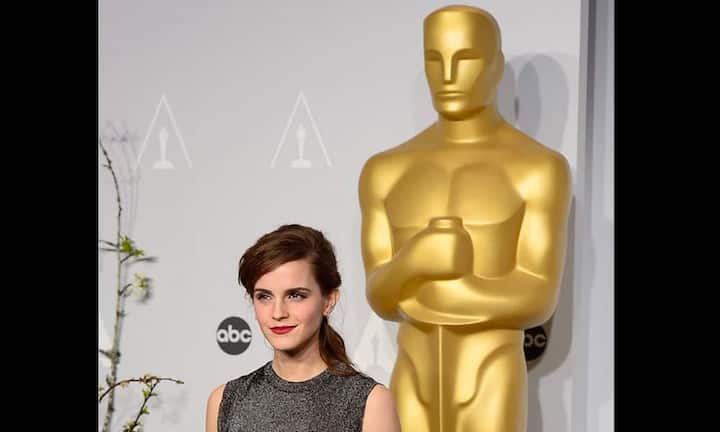 Die britische Schauspielerin Emma Watson posiert im Presseraum vor dem goldenen Riesen-Oscar.