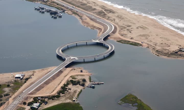 Puente Laguna Garzon von Rafael Viñoly Architects, Eröffnung 2015 (Garzón, Uruguay)Die kreisrunde Brücke des uruguayischen Architekten Rafael Viñol kann man in seiner vollen Pracht nur aus der Vogelperspektive bestaunen. Durch das runde Design entsteht der Eindruck, als ob eine kleinere Lagune in der eigentlichen Lagune geschaffen wurde. Flickr/Jimmy Baikovicius