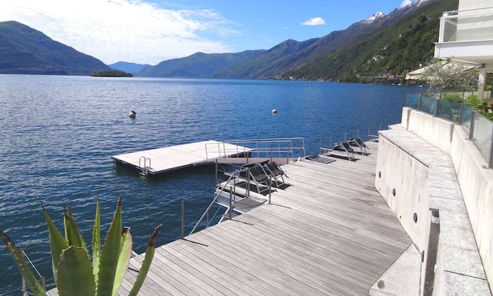 Zwischen Ascona und Porto Ronco mit Blick direkt auf die Brissago-Inseln liegt das Luxusappartement, welches sich über zwei Ebenen auf 240 m² Wohnfläche erstreckt. Für ein Boot steht eine Boje zur Verfügung, welche unvergessliche Ausflüge auf dem Lago Maggiore ermöglicht.