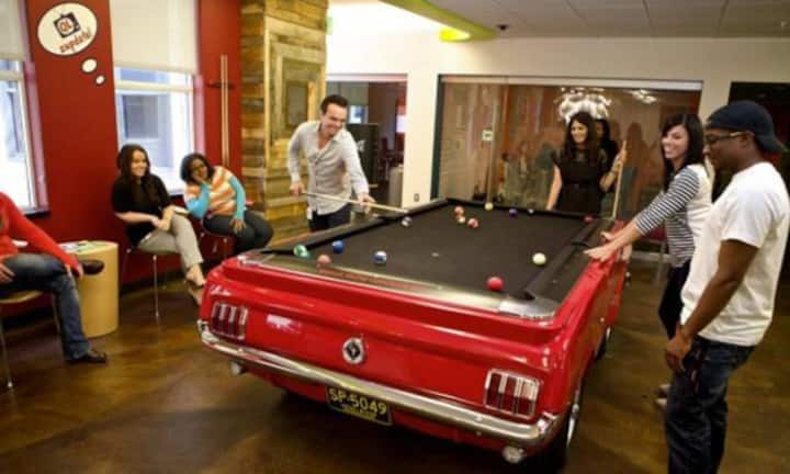 Quicken Loans: Quicken Loans mit Sitz in Detroit bietet Mitarbeitern einen Pool-Tisch gefertigt aus einem alten Fort Mustang zum Entspannen an. Zur Verfügung steht auch ein Basketball-Platz und viele Angestellte rollen mit Scootern durch die Büros.