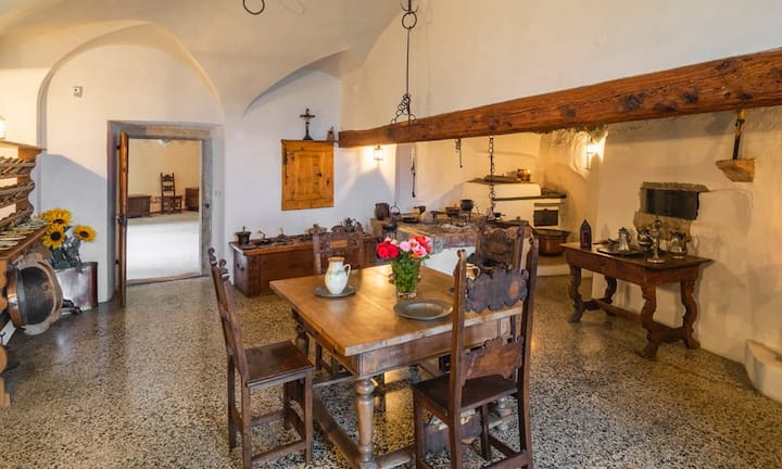 …darunter fünf Küchen einschliesslich einer mittelalterlichen Rauchküche…