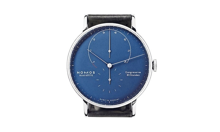 Nomos Tiefblau: Die Manufaktur aus dem deutschen Glashütte schickt eine neue Variante der preisgekrönten Handaufzugsuhr (Kaliber DUW 1001) ins Weihnachtsrennen 2014. Das tiefblaue Zifferblatt des neuen Herrenmodells kontrastiert hervorragend mit dem Gehäuse aus 18 Karat Weissgold und mit 42 Millimetern Durchmesser. Lieferbar ab November 2014. Preis: 18 300 Franken