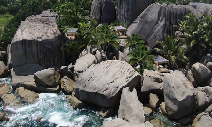 Trend zwei: Hotels mit Wow-Effekt
«Luxus steht heute für alles, was erlesen ist, rar und einzigartig», sagt Bernhard Bohnenberger. Der Präsident der Hotelgruppe Six Senses weiss um die Wichtigkeit des kompromisslos Besonderen und legte bei der Konzeption des neuen Six Senses Zil Pasyon auf den Seychellen hohen Wert auf Wow-Momente: Vom fabelhaften Spa, dem Wassersportzentrum bis zur modernen Architektur der Pool-Villen.