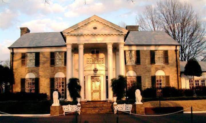 Der Sänger lebte bis zu seinem Tod über 20 Jahre lang auf Graceland. Das Anwesen ist seit Jahrzehnten eine Pilgerstätte für Elvis-Fans. Jährlich lockt sie rund 600'000 Besucher an.