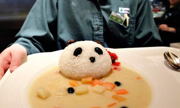 Perfekter Service gilt etwa in Japan als Selbstverständlichkeit, die nicht mit Geld honoriert werden muss. Das Land gilt weltweit als eine der letzten Anti-Trinkgeld-Bastionen – Geben als auch Nehmen gelten als würdelos. (Bilder: Keystone)