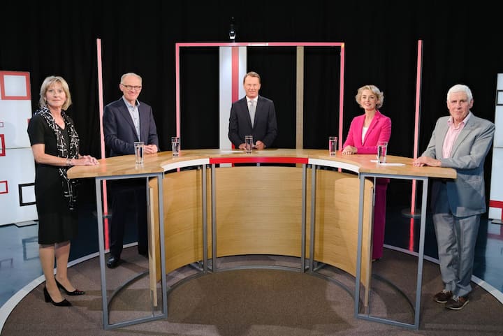 Von links: Barbara Heller, Swipra; Thomas A. Müller, Raiffeisen; Dirk Schütz, Bilanz; Ursula Nold, Migros; Rudolf Strahm, , Ex-Preisüberwacher