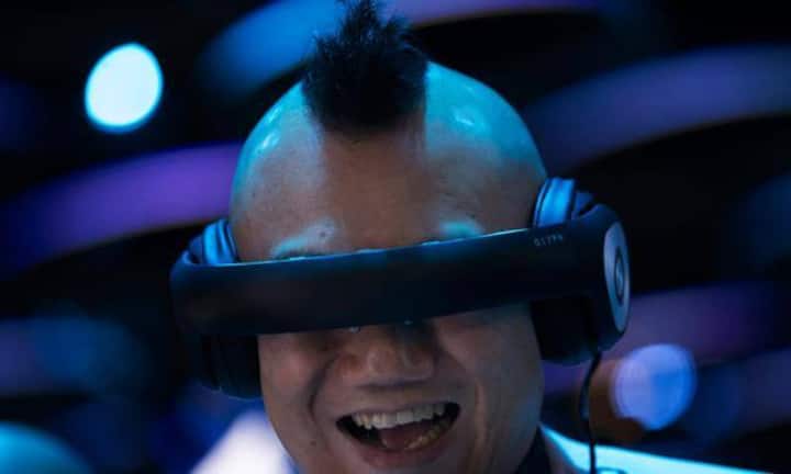 Ein Besucher testet einen Autorennen-Simulator: Virtual Reality ist das grosse Thema des diesjährigen Branchentreffs in Barcelona.